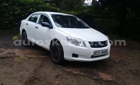 Oofamaa Toyota Axio White Makiinaa iti Nairobi keessatti Nairobi keessatti