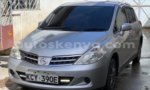 Oofamaa Nissan tiida Silver Makiinaa iti Nairobi keessatti Nairobi keessatti