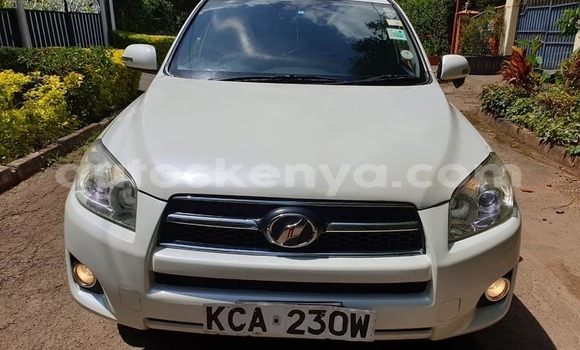 Oofamaa Toyota RAV4 White Makiinaa iti Nairobi keessatti Nairobi keessatti