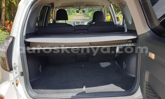 Oofamaa Toyota RAV4 White Makiinaa iti Nairobi keessatti Nairobi keessatti Oofamaa Toyota RAV4 White Makiinaa iti Nairobi keessatti Nairobi keessatti