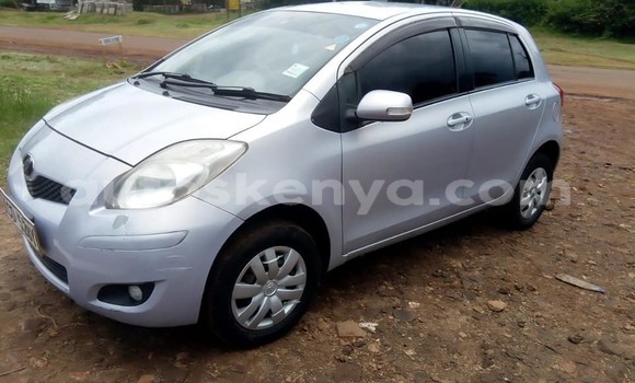 Oofamaa Toyota Vitz Silver Makiinaa iti Nairobi keessatti Nairobi keessatti