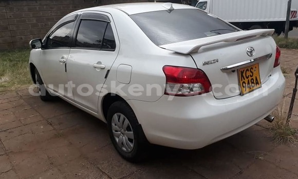 Oofamaa Toyota Belta White Makiinaa iti Nairobi keessatti Nairobi keessatti