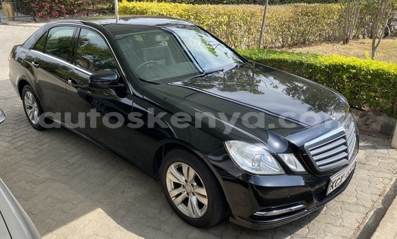 Nunua Imported Mercedes‒Benz E–Class Nyeusi Gari ndani ya Mto Athi nchini Nairobi