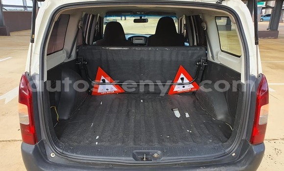 Oofamaa Toyota Probox White Makiinaa iti Nanyuki keessatti Rift Valley keessatti Oofamaa Toyota Probox White Makiinaa iti Nanyuki keessatti Rift Valley keessatti