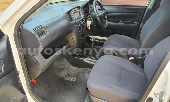 Oofamaa Toyota Probox White Makiinaa iti Nanyuki keessatti Rift Valley keessatti Oofamaa Toyota Probox White Makiinaa iti Nanyuki keessatti Rift Valley keessatti