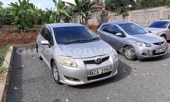 Oofamaa Toyota Auris Silver Makiinaa iti Nairobi keessatti Nairobi keessatti