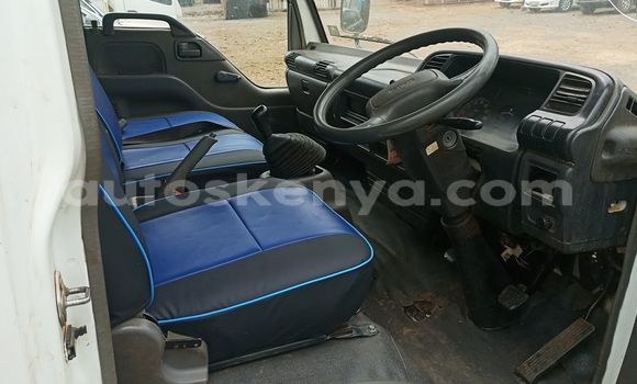 Oofamaa Isuzu Elf Beige Netiree iti Garissa keessatti Northeast Kenya keessatti Oofamaa Isuzu Elf Beige Netiree iti Garissa keessatti Northeast Kenya keessatti