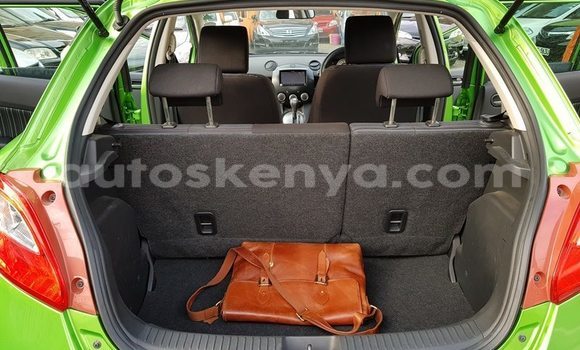 Oofamaa Mazda Demio Green Makiinaa iti Chuka keessatti East Kenya keessatti Oofamaa Mazda Demio Green Makiinaa iti Chuka keessatti East Kenya keessatti