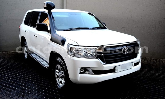 Nunua Ilio tumika Toyota Land Cruiser Nyeupe Gari ndani ya Nairobi nchini Nairobi
