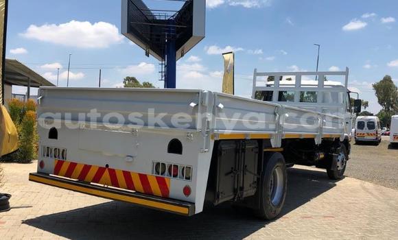 Oofamaa Nissan UD White Netiree iti Nairobi keessatti Nairobi keessatti Oofamaa Nissan UD White Netiree iti Nairobi keessatti Nairobi keessatti