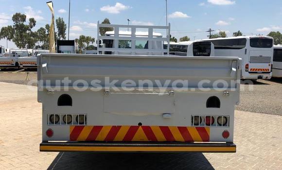 Oofamaa Nissan UD White Netiree iti Nairobi keessatti Nairobi keessatti Oofamaa Nissan UD White Netiree iti Nairobi keessatti Nairobi keessatti