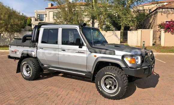 Oofamaa Toyota Land Cruiser Silver Makiinaa iti Mombasa keessatti Coastal Kenya keessatti