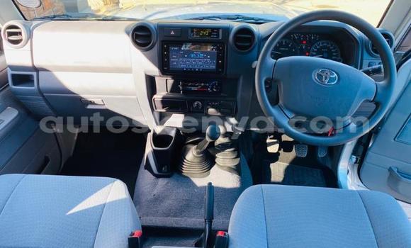 Nunua Ilio tumika Toyota Land Cruiser Fedha Gari ndani ya Mombasa nchini Kenya ya Pwani Nunua Ilio tumika Toyota Land Cruiser Fedha Gari ndani ya Mombasa nchini Kenya ya Pwani