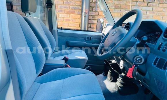 Nunua Ilio tumika Toyota Land Cruiser Fedha Gari ndani ya Mombasa nchini Kenya ya Pwani Nunua Ilio tumika Toyota Land Cruiser Fedha Gari ndani ya Mombasa nchini Kenya ya Pwani