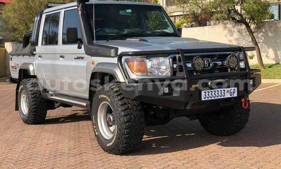Nunua Ilio tumika Toyota Land Cruiser Fedha Gari ndani ya Mombasa nchini Kenya ya Pwani Nunua Ilio tumika Toyota Land Cruiser Fedha Gari ndani ya Mombasa nchini Kenya ya Pwani