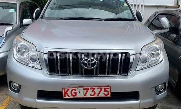Oofamaa Toyota Land Cruiser Prado Silver Makiinaa iti Nairobi keessatti Nairobi keessatti