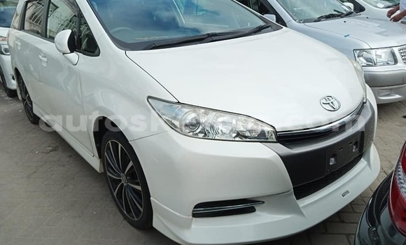 Oofamaa Toyota Wish White Makiinaa iti Nairobi keessatti Nairobi keessatti