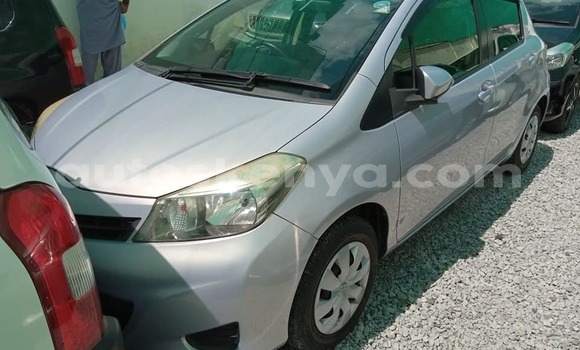 Nunua Ilio tumika Toyota Vitz Fedha Gari ndani ya Nairobi nchini Nairobi