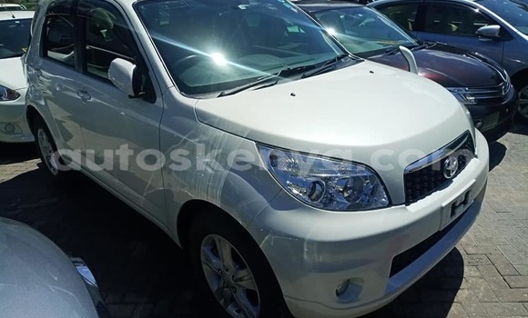 Oofamaa Toyota Rush White Makiinaa iti Nairobi keessatti Nairobi keessatti