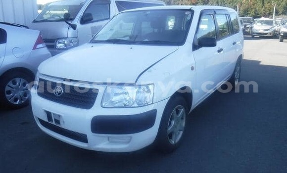 Nunua Ilio tumika Toyota Succeed Nyeupe Gari ndani ya Nairobi nchini Nairobi