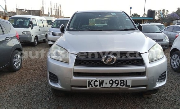 Nunua Ilio tumika Toyota RAV4 Fedha Gari ndani ya Nairobi nchini Nairobi