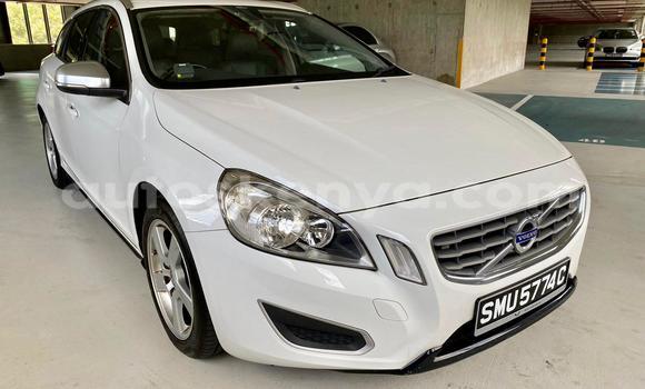 Oofamaa Volvo V60 White Makiinaa iti Nairobi keessatti Nairobi keessatti