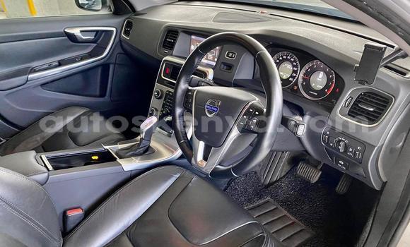Oofamaa Volvo V60 White Makiinaa iti Nairobi keessatti Nairobi keessatti Oofamaa Volvo V60 White Makiinaa iti Nairobi keessatti Nairobi keessatti