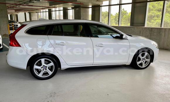 Oofamaa Volvo V60 White Makiinaa iti Nairobi keessatti Nairobi keessatti Oofamaa Volvo V60 White Makiinaa iti Nairobi keessatti Nairobi keessatti