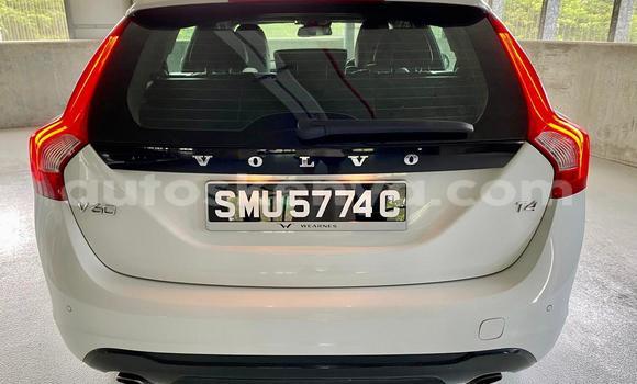 Oofamaa Volvo V60 White Makiinaa iti Nairobi keessatti Nairobi keessatti Oofamaa Volvo V60 White Makiinaa iti Nairobi keessatti Nairobi keessatti