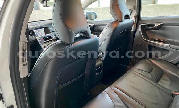Oofamaa Volvo V60 White Makiinaa iti Nairobi keessatti Nairobi keessatti Oofamaa Volvo V60 White Makiinaa iti Nairobi keessatti Nairobi keessatti