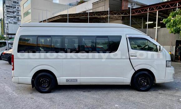 Oofamaa Toyota Hiace White Makiinaa iti Nairobi keessatti Nairobi keessatti Oofamaa Toyota Hiace White Makiinaa iti Nairobi keessatti Nairobi keessatti