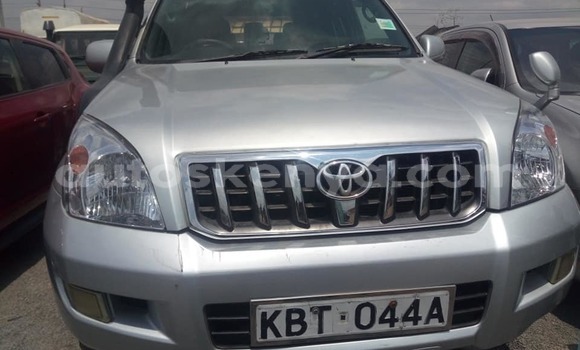 Oofamaa Toyota Land Cruiser Prado Silver Makiinaa iti Nairobi keessatti Nairobi keessatti