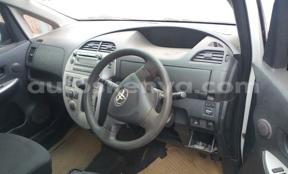 Oofamaa Toyota Ractis White Makiinaa iti Nairobi keessatti Nairobi keessatti Oofamaa Toyota Ractis White Makiinaa iti Nairobi keessatti Nairobi keessatti