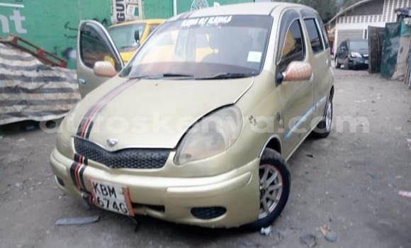 Oofamaa Toyota FunCargo Beige Makiinaa iti Nairobi keessatti Nairobi keessatti