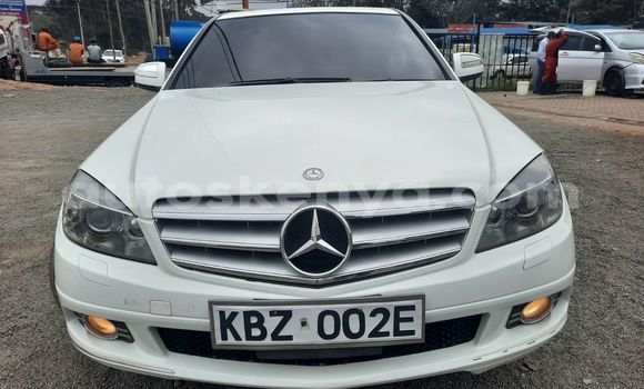 Oofamaa Mercedes‒Benz C–Class White Makiinaa iti Nairobi keessatti Nairobi keessatti