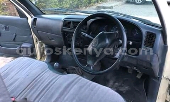 Oofamaa Toyota Hillux Beige Netiree iti Chuka keessatti East Kenya keessatti Oofamaa Toyota Hillux Beige Netiree iti Chuka keessatti East Kenya keessatti