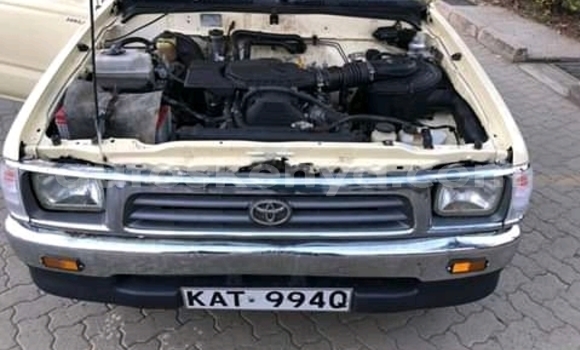 Oofamaa Toyota Hillux Beige Netiree iti Chuka keessatti East Kenya keessatti Oofamaa Toyota Hillux Beige Netiree iti Chuka keessatti East Kenya keessatti