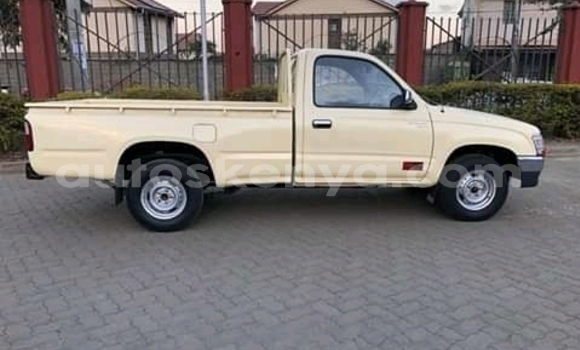 Oofamaa Toyota Hillux Beige Netiree iti Chuka keessatti East Kenya keessatti Oofamaa Toyota Hillux Beige Netiree iti Chuka keessatti East Kenya keessatti