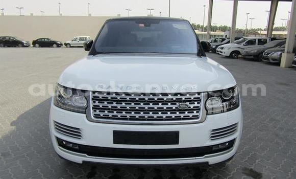Oofamaa Land Rover Range Rover White Makiinaa iti Bissil keessatti Nairobi keessatti