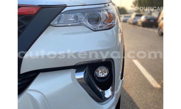 Nunua Imported Toyota Fortuner Nyeupe Gari ndani ya Import - Dubai nchini Kati Kenya Nunua Imported Toyota Fortuner Nyeupe Gari ndani ya Import - Dubai nchini Kati Kenya