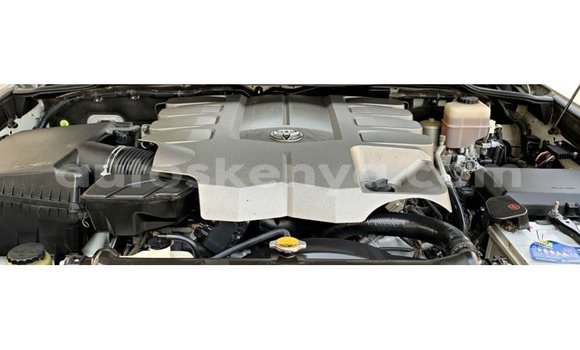 Imported Toyota Land Cruiser White Makiinaa iti Import - Dubai keessatti Central Kenya keessatti Imported Toyota Land Cruiser White Makiinaa iti Import - Dubai keessatti Central Kenya keessatti