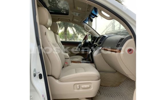 Buy Import Toyota Land Cruiser White Car in Import - Dubai in Central Kenya Buy Import Toyota Land Cruiser White Car in Import - Dubai in Central Kenya