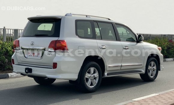 Buy Import Toyota Land Cruiser White Car in Import - Dubai in Central Kenya Buy Import Toyota Land Cruiser White Car in Import - Dubai in Central Kenya
