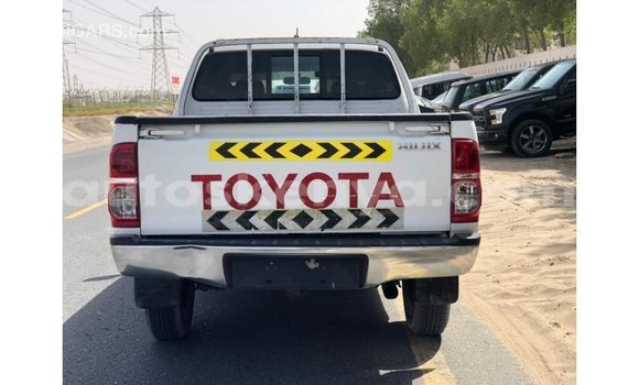 Imported Toyota Hilux White Makiinaa iti Import - Dubai keessatti Central Kenya keessatti Imported Toyota Hilux White Makiinaa iti Import - Dubai keessatti Central Kenya keessatti