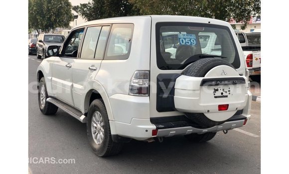 Imported Mitsubishi Pajero White Makiinaa iti Import - Dubai keessatti Central Kenya keessatti Imported Mitsubishi Pajero White Makiinaa iti Import - Dubai keessatti Central Kenya keessatti
