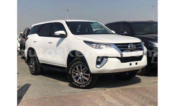 Nunua Imported Toyota Fortuner Nyeupe Gari ndani ya Import - Dubai nchini Kati Kenya
