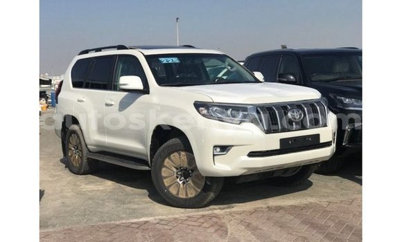 Nunua Imported Toyota Prado Nyeupe Gari ndani ya Import - Dubai nchini Kati Kenya