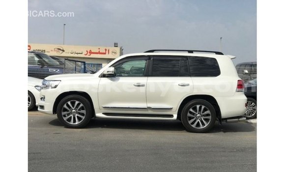 Nunua Imported Toyota Land Cruiser Nyeupe Gari ndani ya Import - Dubai nchini Kati Kenya Nunua Imported Toyota Land Cruiser Nyeupe Gari ndani ya Import - Dubai nchini Kati Kenya
