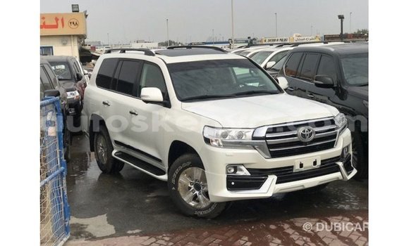 Nunua Imported Toyota Land Cruiser Nyeupe Gari ndani ya Import - Dubai nchini Kati Kenya Nunua Imported Toyota Land Cruiser Nyeupe Gari ndani ya Import - Dubai nchini Kati Kenya