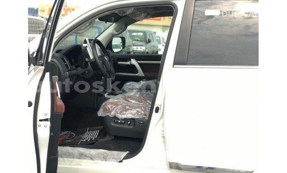 Nunua Imported Toyota Land Cruiser Nyeupe Gari ndani ya Import - Dubai nchini Kati Kenya Nunua Imported Toyota Land Cruiser Nyeupe Gari ndani ya Import - Dubai nchini Kati Kenya